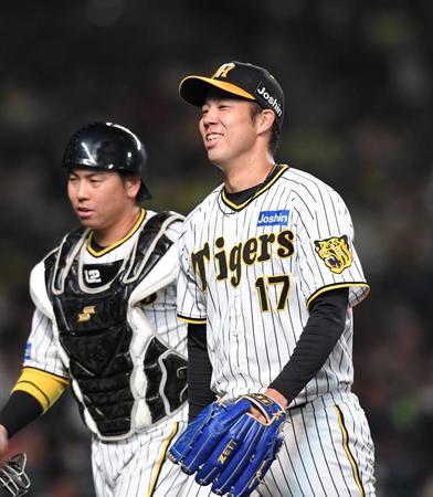 　５回、神里を右飛に打ち取り、梅野（左）と話しながらベンチに戻る青柳（撮影・北村雅宏）