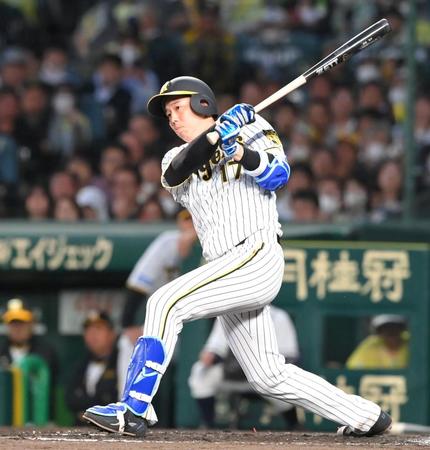 　２回、逆転の２点適時二塁打を放つ青柳（撮影・高部洋祐）