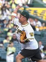 　ファーストピッチセレモニーで投球するベリーグッドマン・ＭＯＣＡ（撮影・北村雅宏）