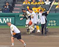 　ファーストピッチセレモニーを務めるベリーグッドマン（撮影・立川洋一郎）