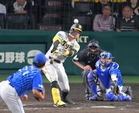 　３回、センターへソロを放つ佐藤輝（撮影・立川洋一郎）