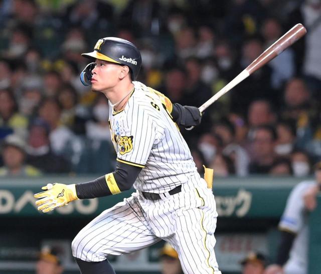 阪神・佐藤輝の打球角度20度の衝撃弾!片手一本でバックスクリーンへ 低めの見逃せばボール球を一閃