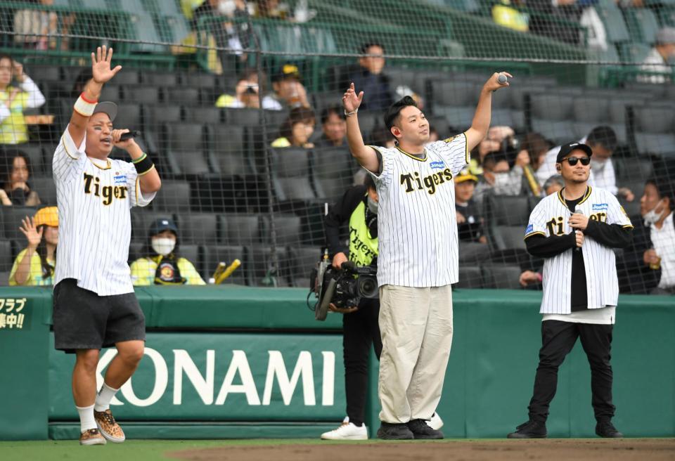　試合前、球場を盛り上げるベリーグッドマンのメンバー（撮影・北村雅宏）
