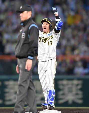 　２回、逆転の２点適時二塁打を放ち、両手を突き上げる（撮影・北村雅宏）