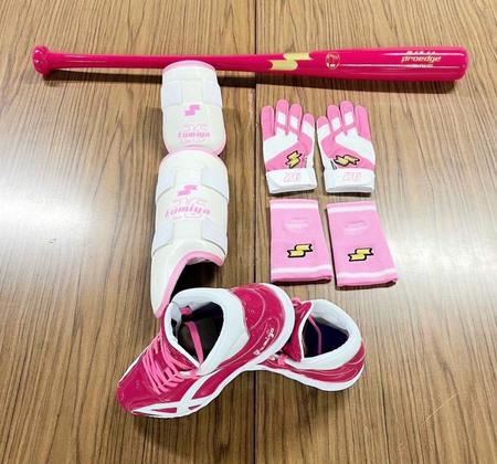 　マザーズデーで着用する北條のピンク仕様アイテム（ＳＳＫ提供）