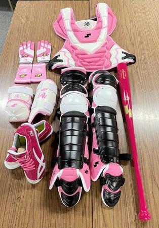 　マザーズデーで着用する梅野のピンク仕様アイテム（ＳＳＫ提供）