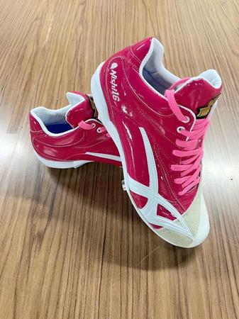 　マザーズデーで着用する西勇のピンク仕様スパイク（ＳＳＫ提供）