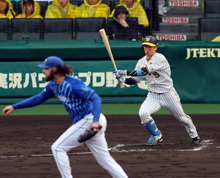 　３回、右前に同点適時打を放つ近本（撮影・山口登）