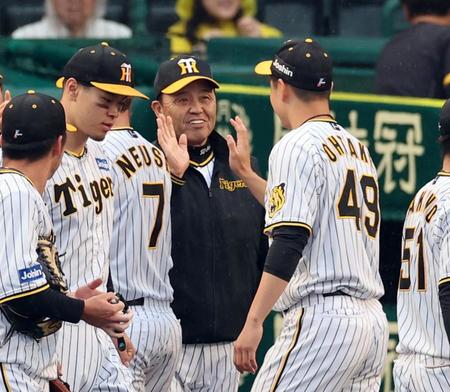 　監督通算６００勝の岡田監督（中央）は大竹と笑顔でタッチする（撮影・山口登）