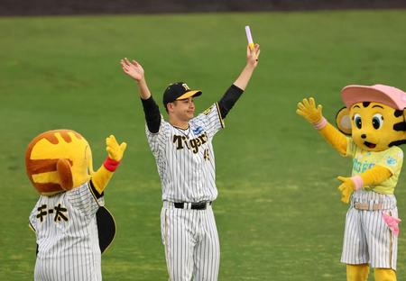 　ファンの声援に応える大竹（撮影・山口登）