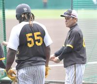 　試合前、ミエセス（左）を打撃指導する岡田監督（撮影・高部洋祐）