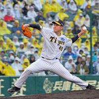 　降りしきる雨の中、力投する大竹（撮影・立川洋一郎）