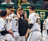 　監督通算６００勝の岡田監督（中央）は大竹と笑顔でタッチする（撮影・山口登）