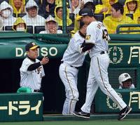 　３回、岡田監督（左）は生還した大竹を迎える（撮影・山口登）