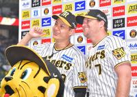 　お立ち台で笑顔を見せる大竹（左）とノイジー（撮影・立川洋一郎）