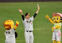 　ファンの声援に応える大竹（撮影・山口登）