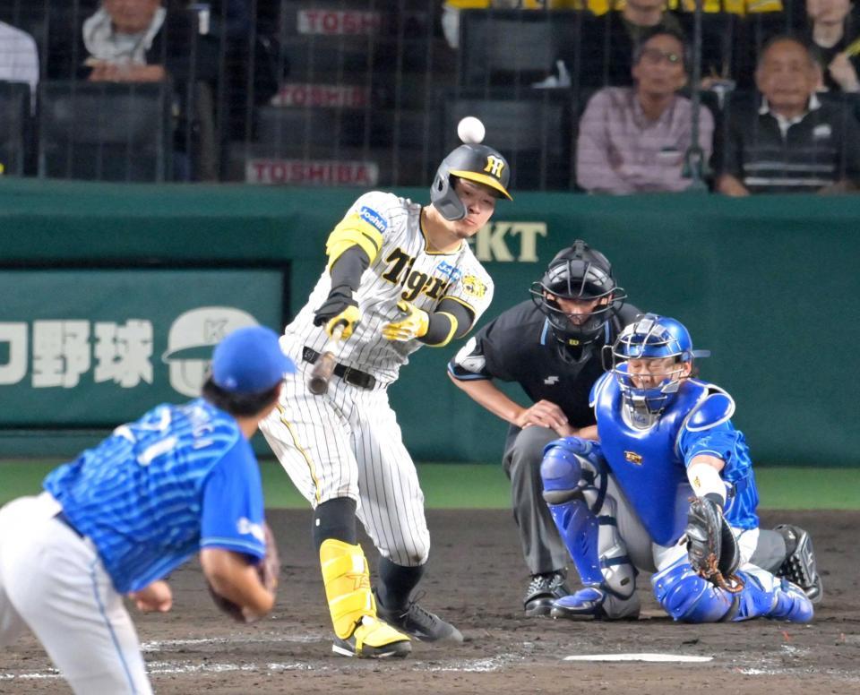 　３回、センターに５号ソロを放つ佐藤輝（撮影・立川洋一郎）