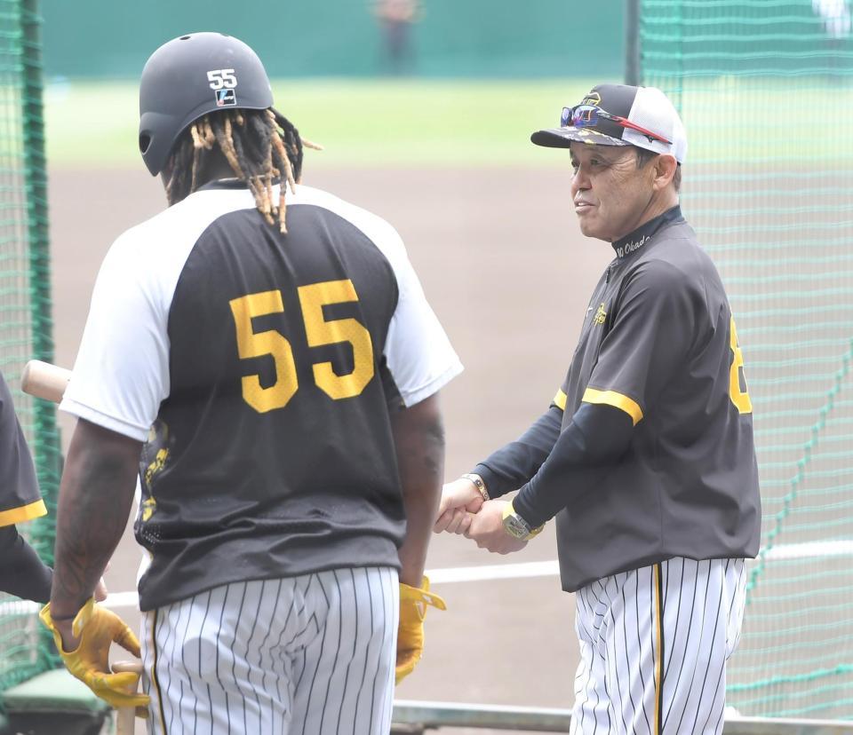 　試合前、ミエセス（左）を打撃指導する岡田監督（撮影・高部洋祐）