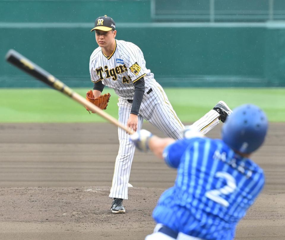 　１回、牧（手前）を空振り三振に仕留める大竹（撮影・高部洋祐）