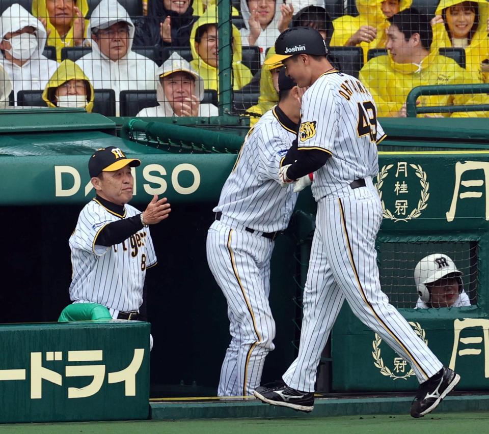 　３回、岡田監督（左）は生還した大竹を迎える（撮影・山口登）