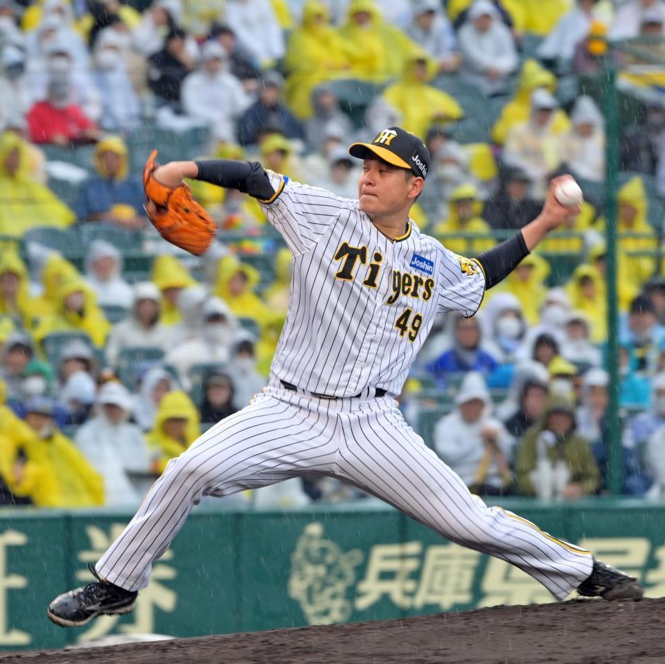　降りしきる雨の中、力投する大竹（撮影・立川洋一郎）