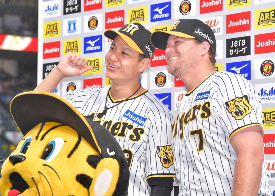 　お立ち台で笑顔を見せる大竹（左）とノイジー（撮影・立川洋一郎）