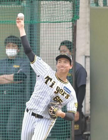 　キャッチボールする湯浅