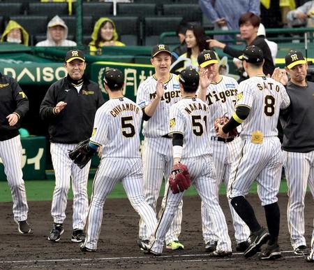 　監督通算６００勝を飾った岡田監督（左端）は笑顔でナインを迎える（撮影・山口登）