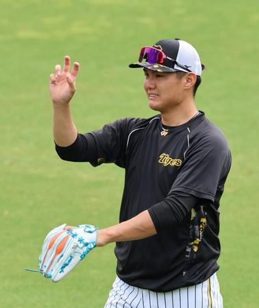 　キャッチボールする西純（撮影・山口登）