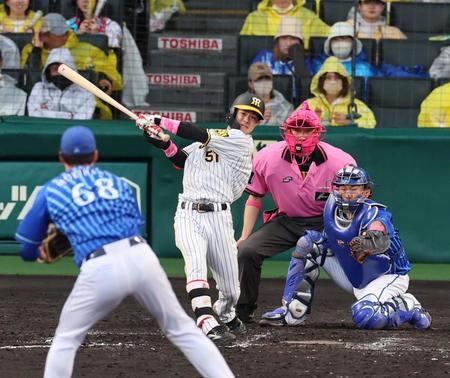 　７回、中前に２点適時打を放つ中野（撮影・山口登）