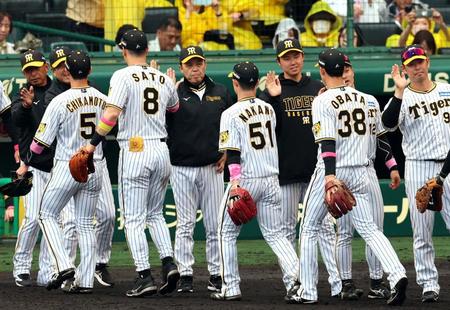 　ナインを迎える岡田監督（中央）＝撮影・山口登