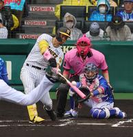 　１回、右越えに先制３ランを放つ佐藤輝（撮影・山口登）