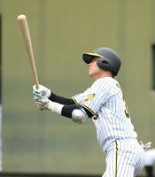 　４回、本塁打を放つ栄枝（撮影・石井剣太郎）