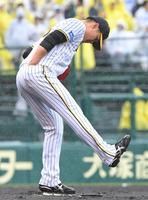 　２回、ＤｅＮＡ打線に打ち込まれ、マウンドの土を整える西純（撮影・高部洋祐）