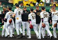 　ナインを迎える岡田監督（中央）＝撮影・山口登