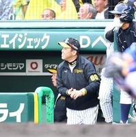 　４回、右中間に満塁本塁打を放った佐藤輝の打球に笑顔を見せる岡田監督（撮影・中田匡峻）