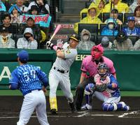 　１回、右越えに先制３ランを放つ佐藤輝（撮影・山口登）