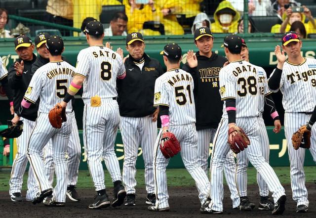 単独首位浮上の阪神・岡田監督が佐藤輝を絶讃　「満塁のアレで決まったようなもん」「調子は上がってきてる」