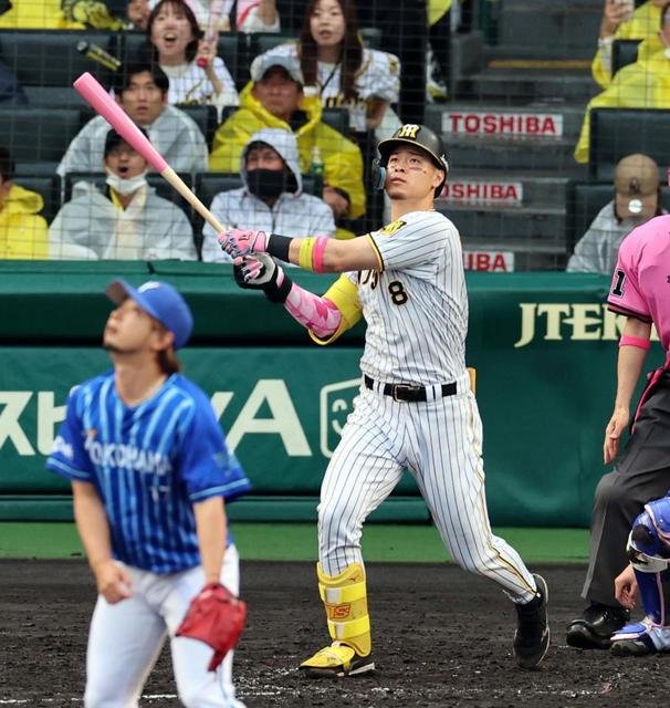 阪神・佐藤輝、母の日「いちごポッキー」ピンクバットで２本塁打７打点　ネット「使い続けろ」