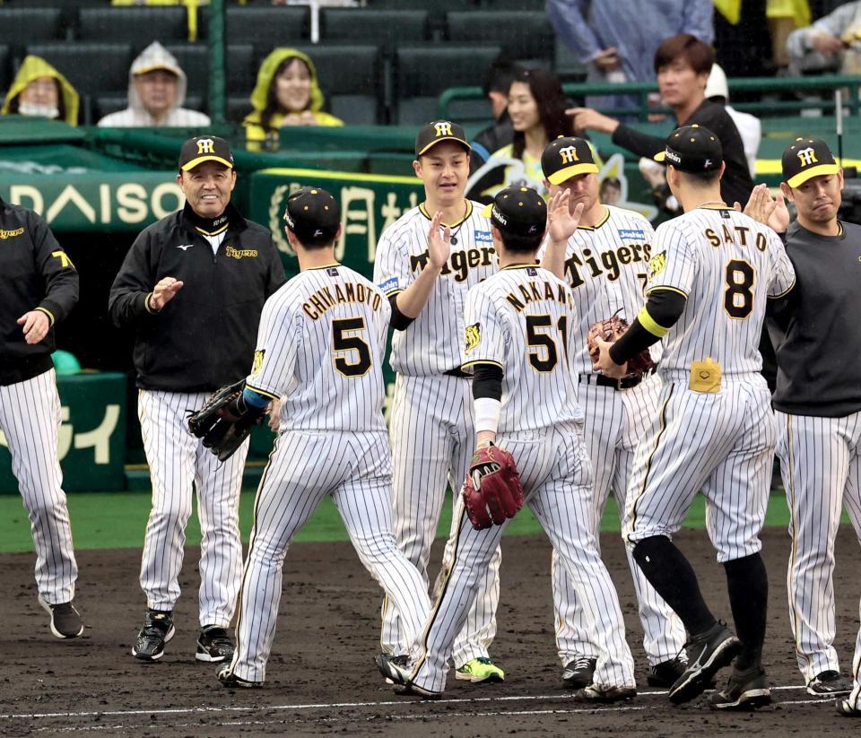 　監督通算６００勝を飾った岡田監督（左端）は笑顔でナインを迎える（撮影・山口登）