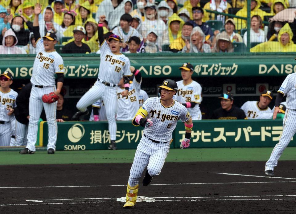 　１回、右越えに先制３ランを放った佐藤輝（撮影・山口登）