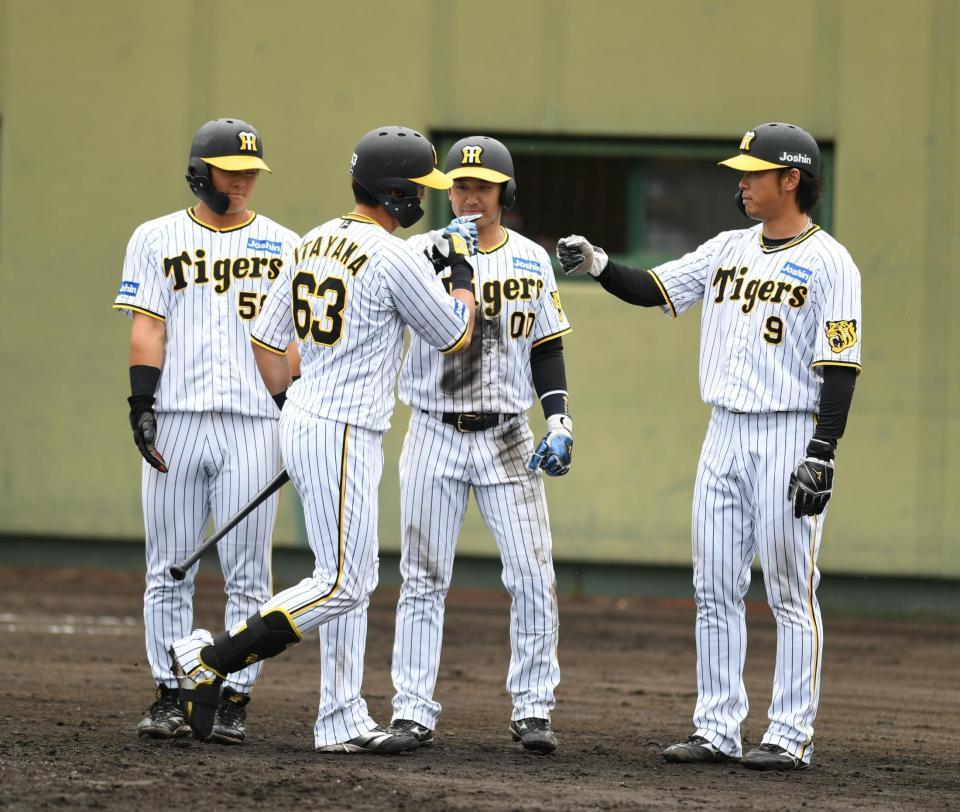 　４回、満塁本塁打を放った板山を迎える生還した（右から）高山、山本、前川（撮影・石井剣太郎）