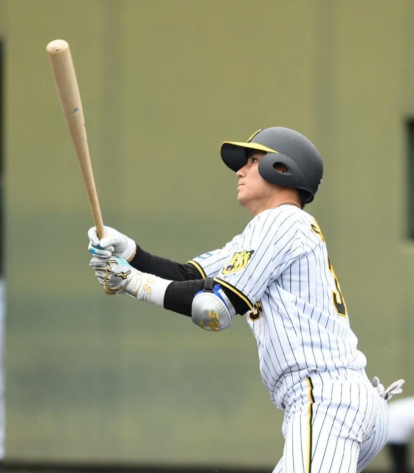 　４回、本塁打を放つ栄枝（撮影・石井剣太郎）