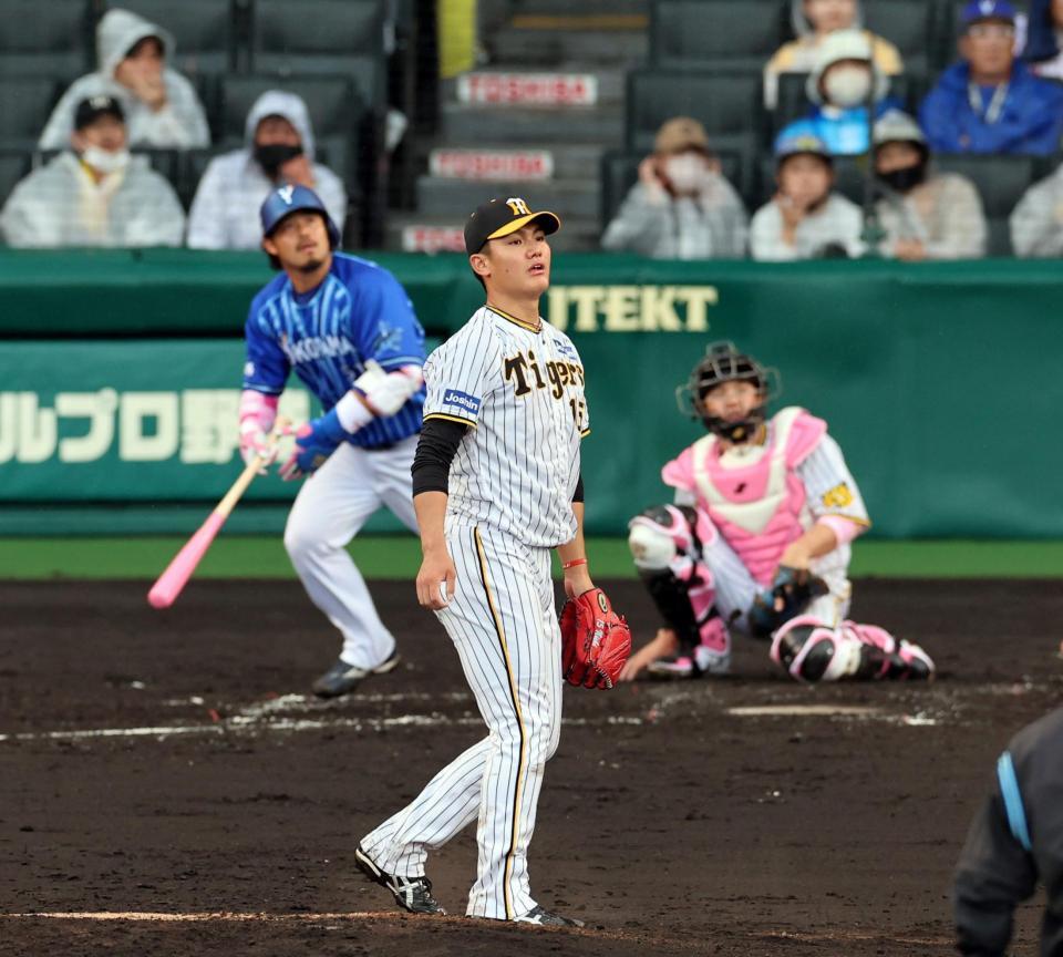 　３回、宮崎に同点２ランを許す西純（撮影・山口登）