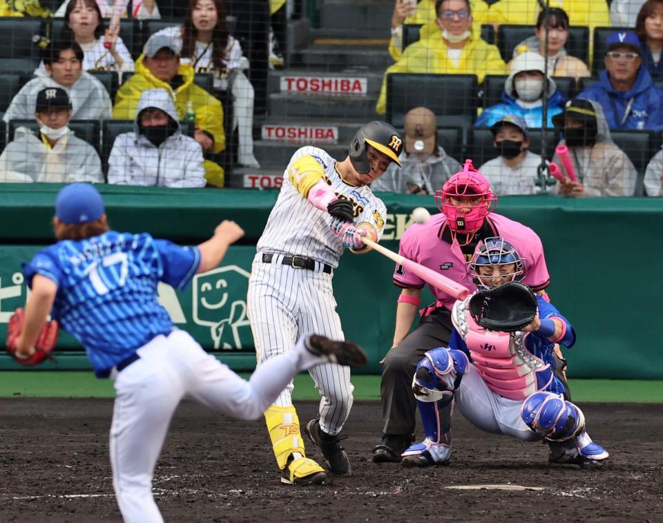 　４回、右越えに満塁本塁打を放つ佐藤輝（撮影・山口登）