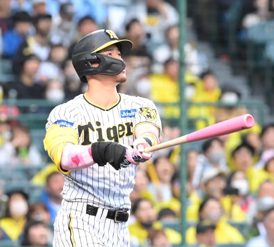 　４回、満塁弾を放つ佐藤輝（撮影・高部洋祐）