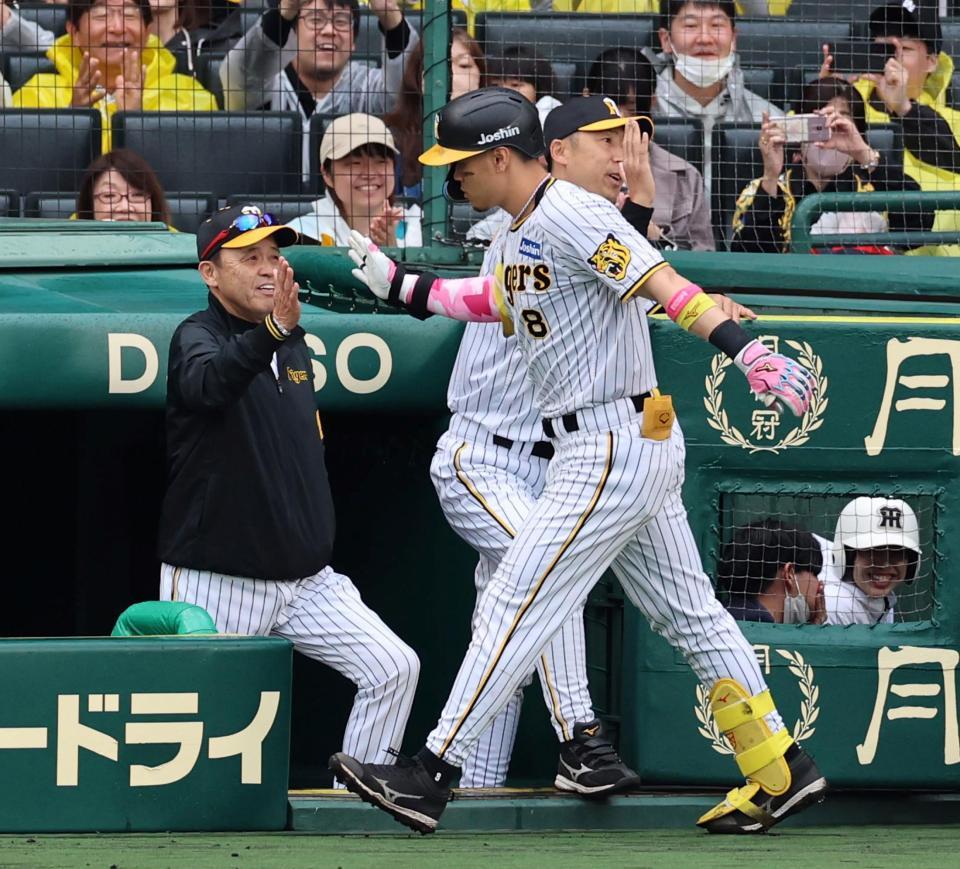 　４回、岡田監督は満塁本塁打を放った佐藤輝を迎える（撮影・山口登）
