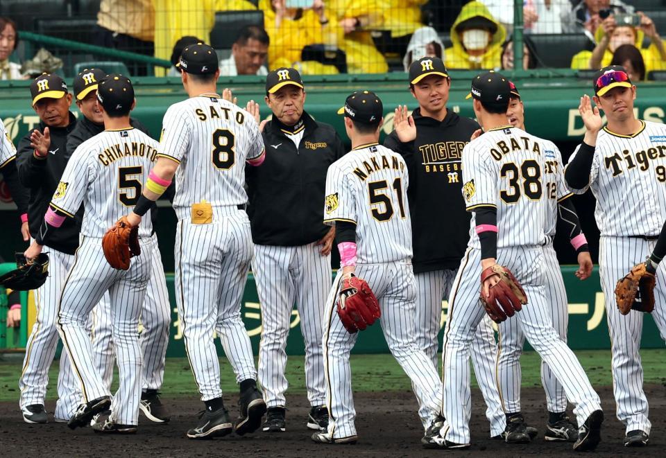 　ナインを迎える岡田監督（中央）＝撮影・山口登