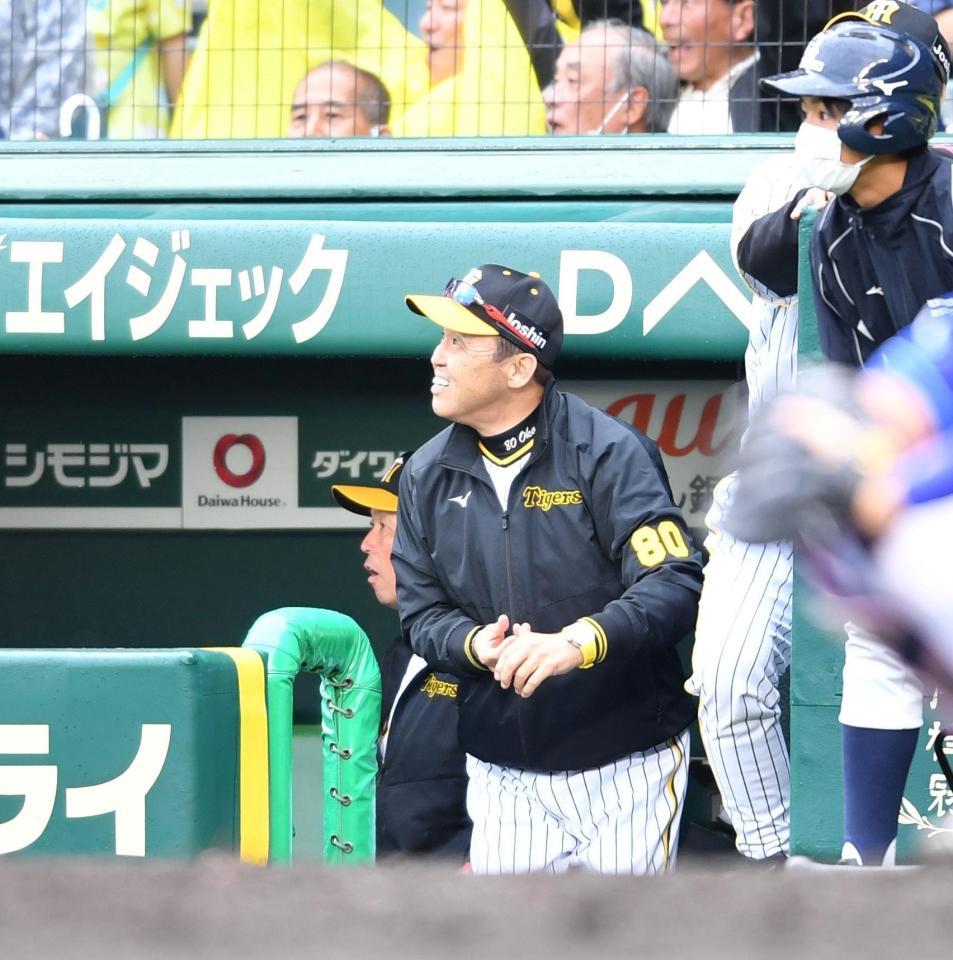 　４回、右中間に満塁本塁打を放った佐藤輝の打球に笑顔を見せる岡田監督（撮影・中田匡峻）