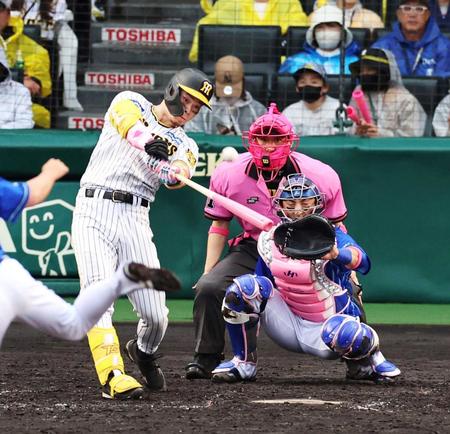 　４回、満塁弾を放つ佐藤輝（捕手・伊藤）＝撮影・山口登